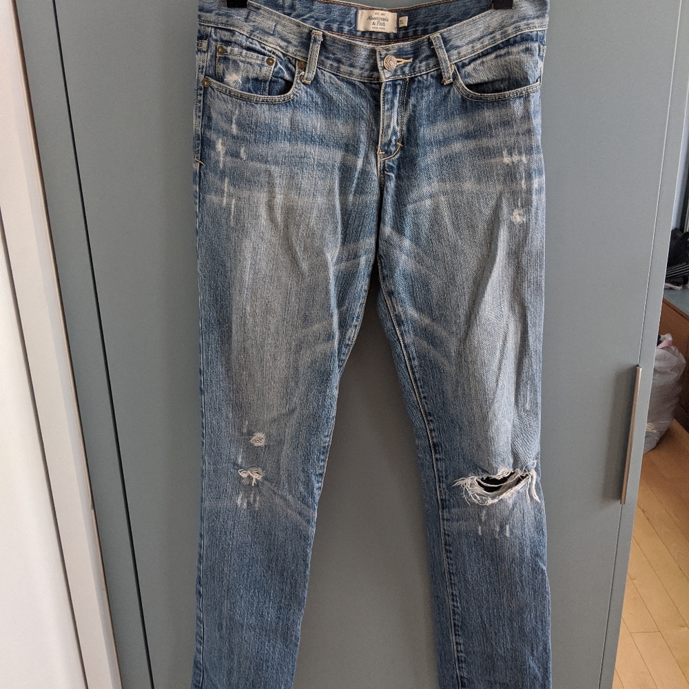 Abercrombie & FitchBoyfriend low-rise ripped jeans